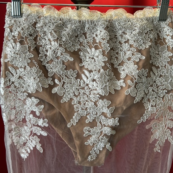 Two pieces  white and cream size medium - Picture 3 of 6